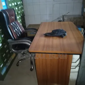 এক সেট অফিসিয়াল টেবিল এবং চেয়ার