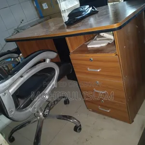 এক সেট অফিসিয়াল টেবিল এবং চেয়ার