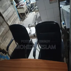 এক সেট অফিসিয়াল টেবিল এবং চেয়ার