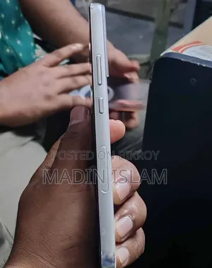 স্যামসাং গ্যালাক্সি এস২২ ৫জি ২৫৬ জিবি হোয়াইট