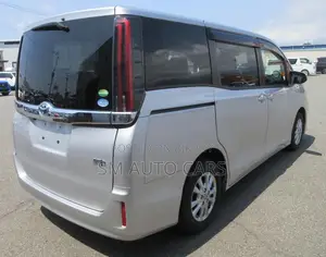 Toyota Noah 1.8 Front-Wheel Drive Hybrid (7-seater) 2021 Silver