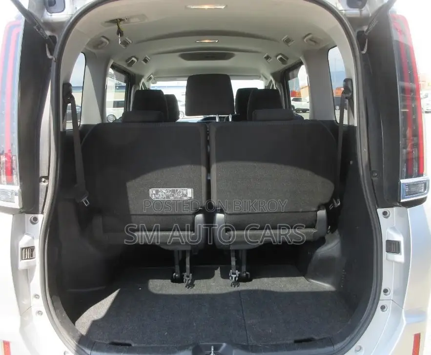 Toyota Noah 1.8 Front-Wheel Drive Hybrid (7-seater) 2021 Silver