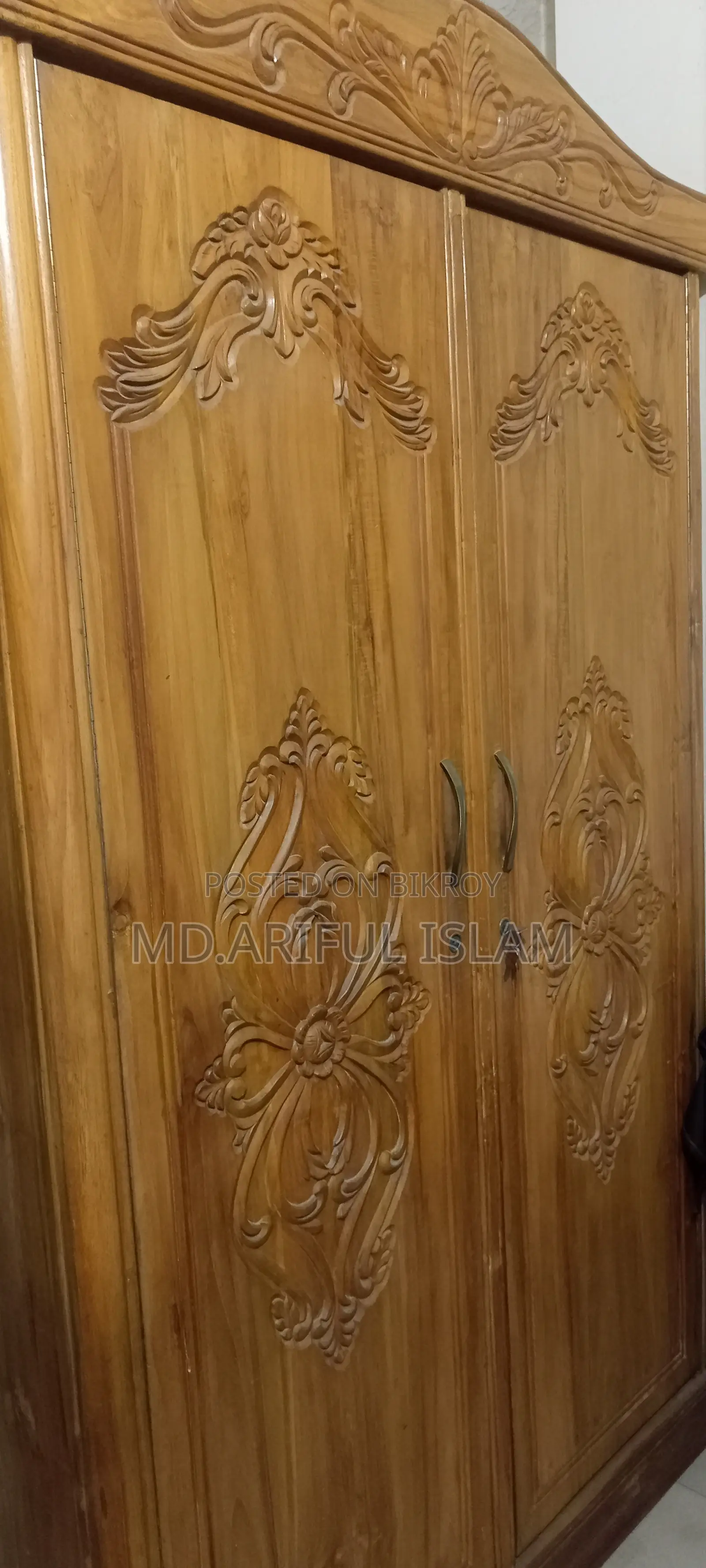 কাঠের আলমারি