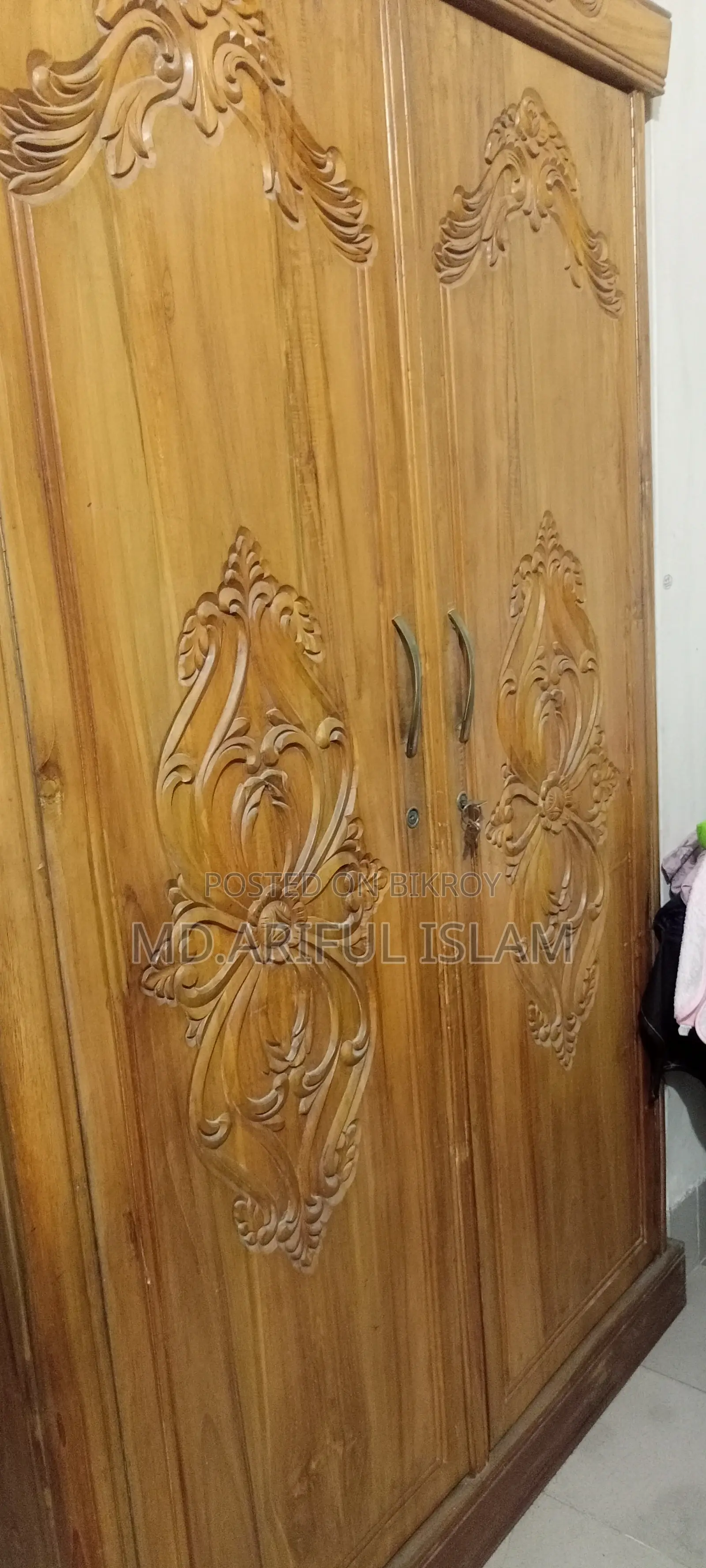 কাঠের আলমারি