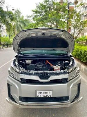 2018 Toyota Voxy Hybrid V 2-Wheel Drive 7-Seater Silver