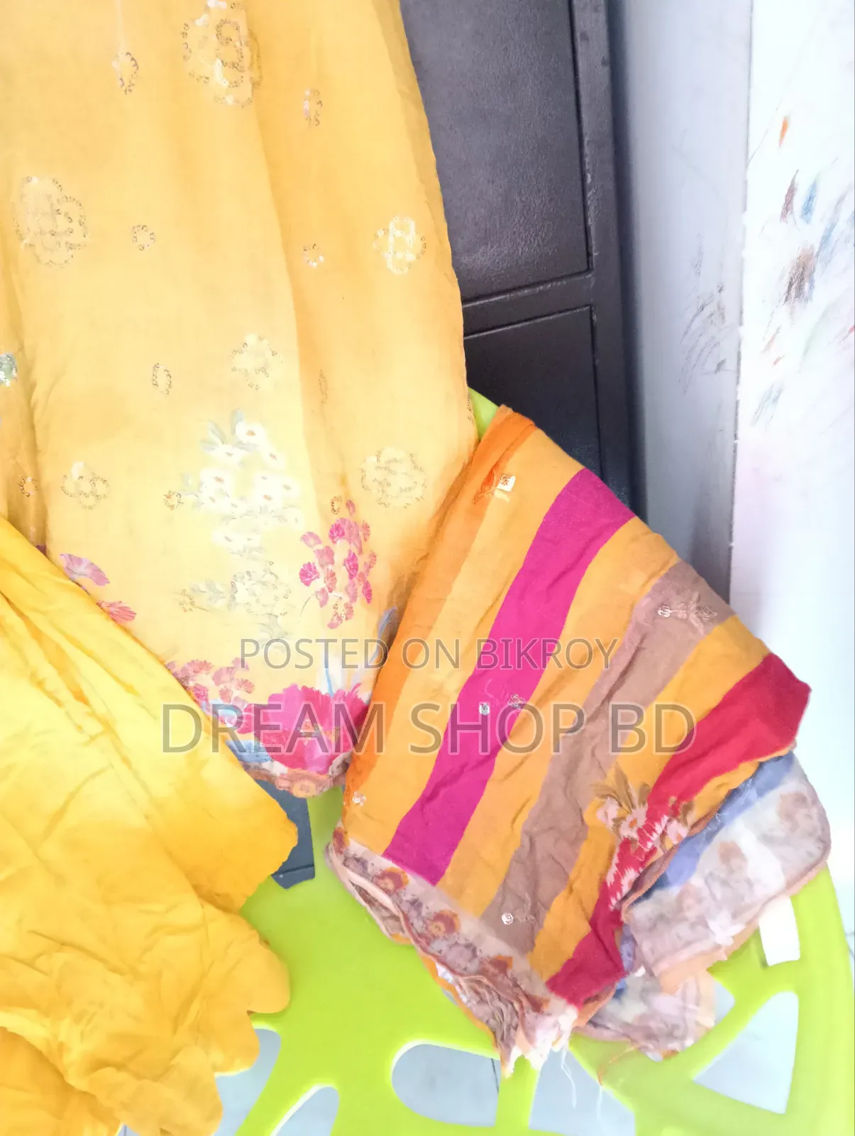 মাত্র ৫০০ টাকায় ব্যবহৃত রেডিমেড সুতির থ্রিপিস।