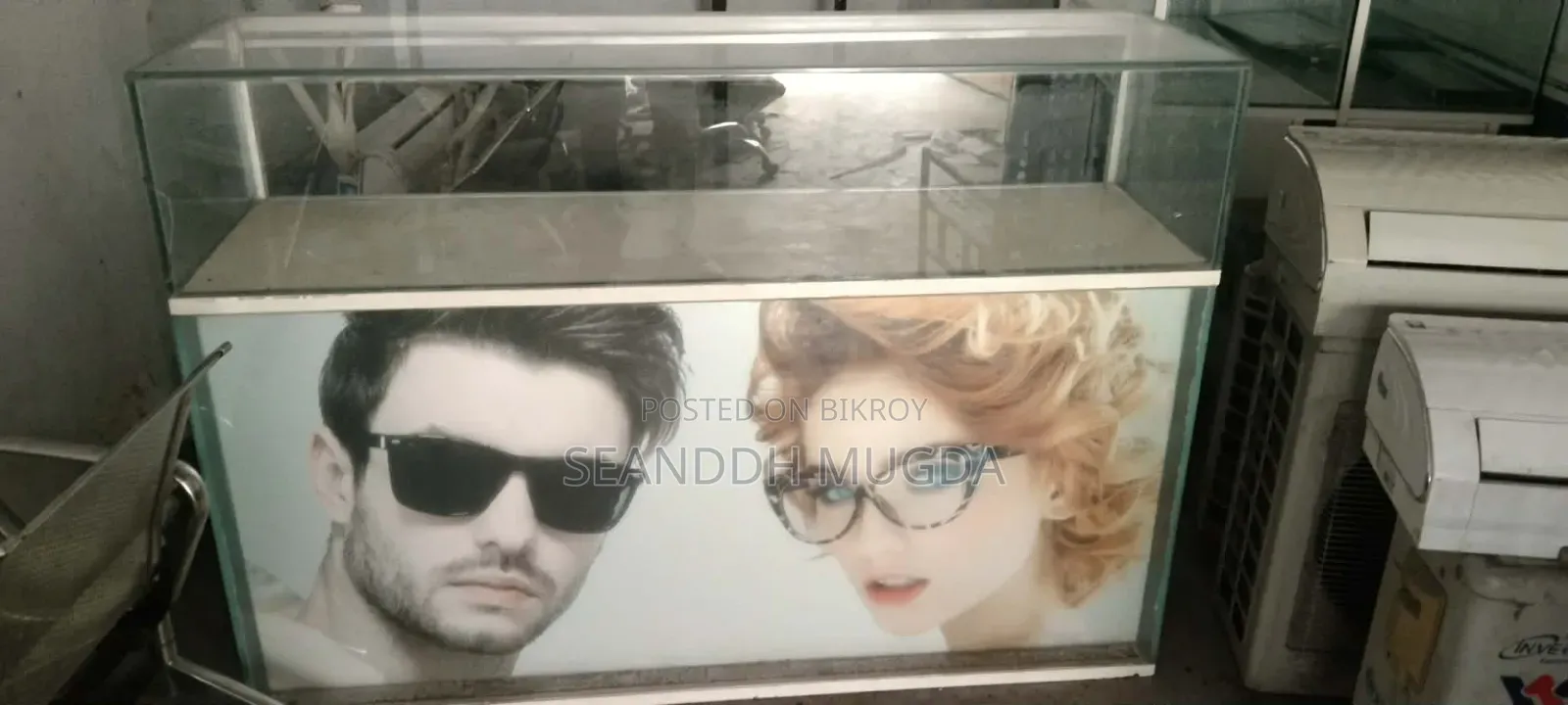 Showcase for mobile or eyewear shop, equipped with steel and glass lights.