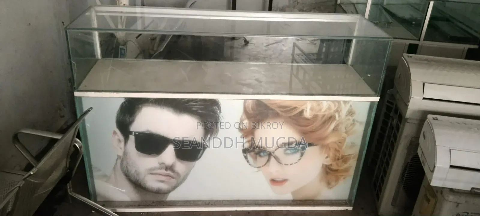 Showcase for mobile or eyewear shop, equipped with steel and glass lights.