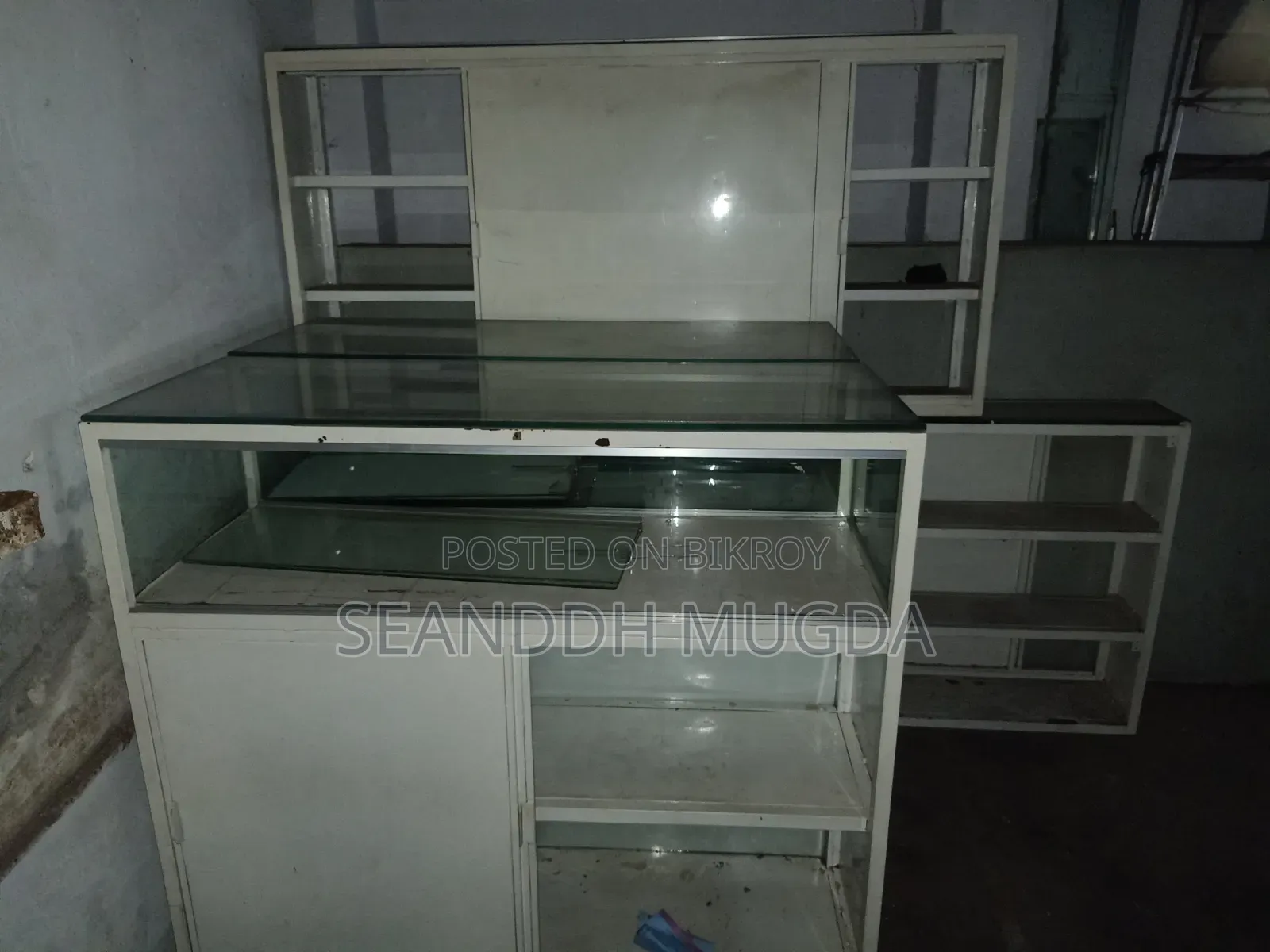 Showcase for mobile or eyewear shop, equipped with steel and glass lights.