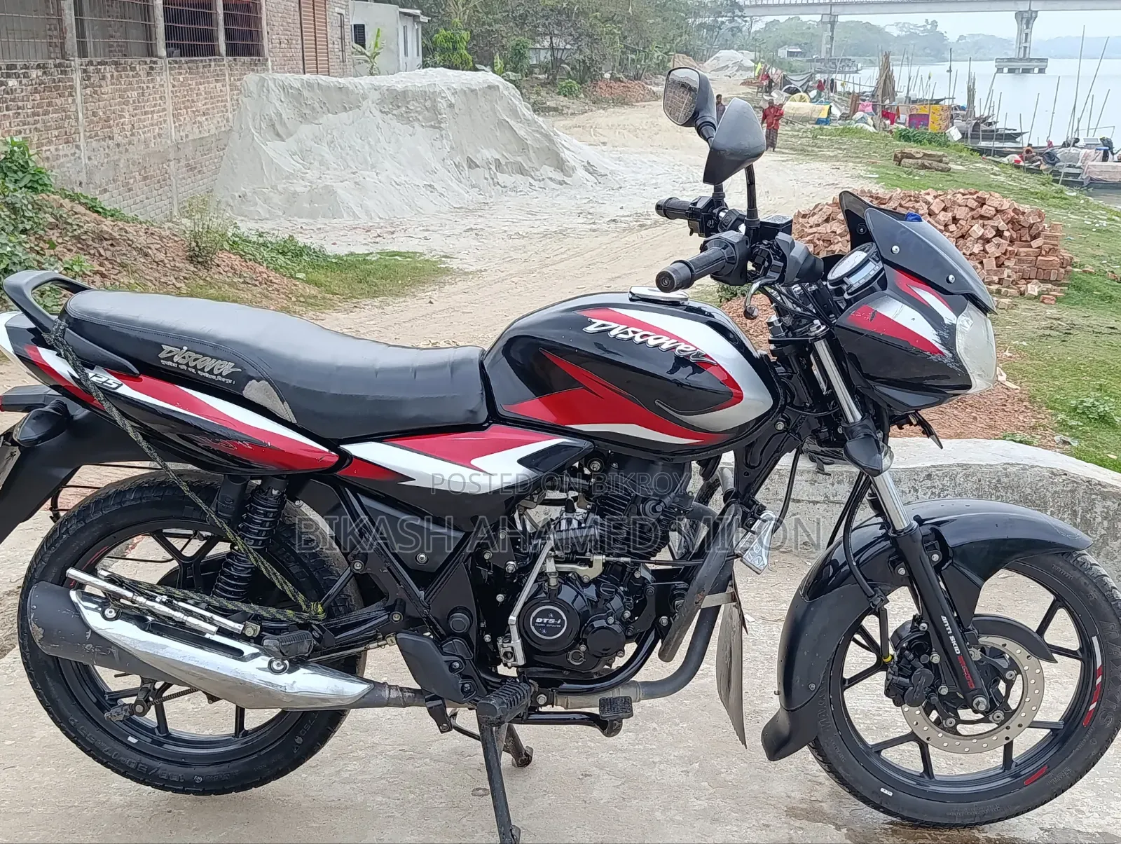 বাজাজ ডিসকভার ১২৫ ২০২২ কালো