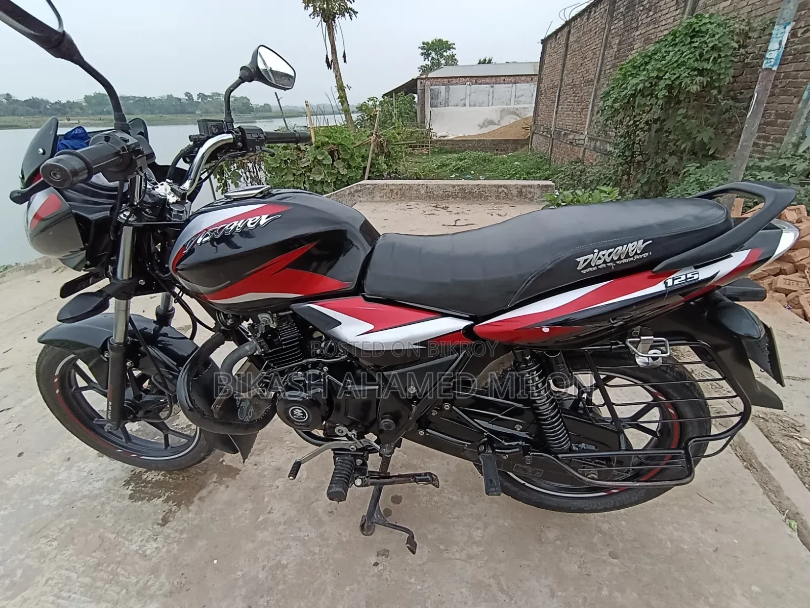 বাজাজ ডিসকভার ১২৫ ২০২২ কালো