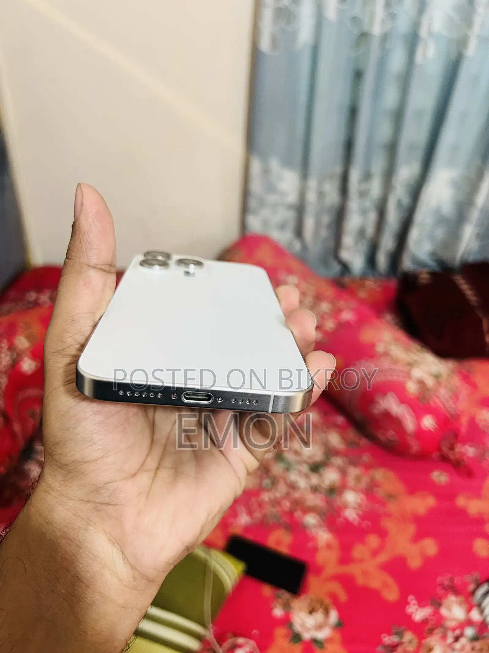 অ্যাপল আইফোন ১৫ প্রো ম্যাক্স ২৫৬ জিবি হোয়াইট