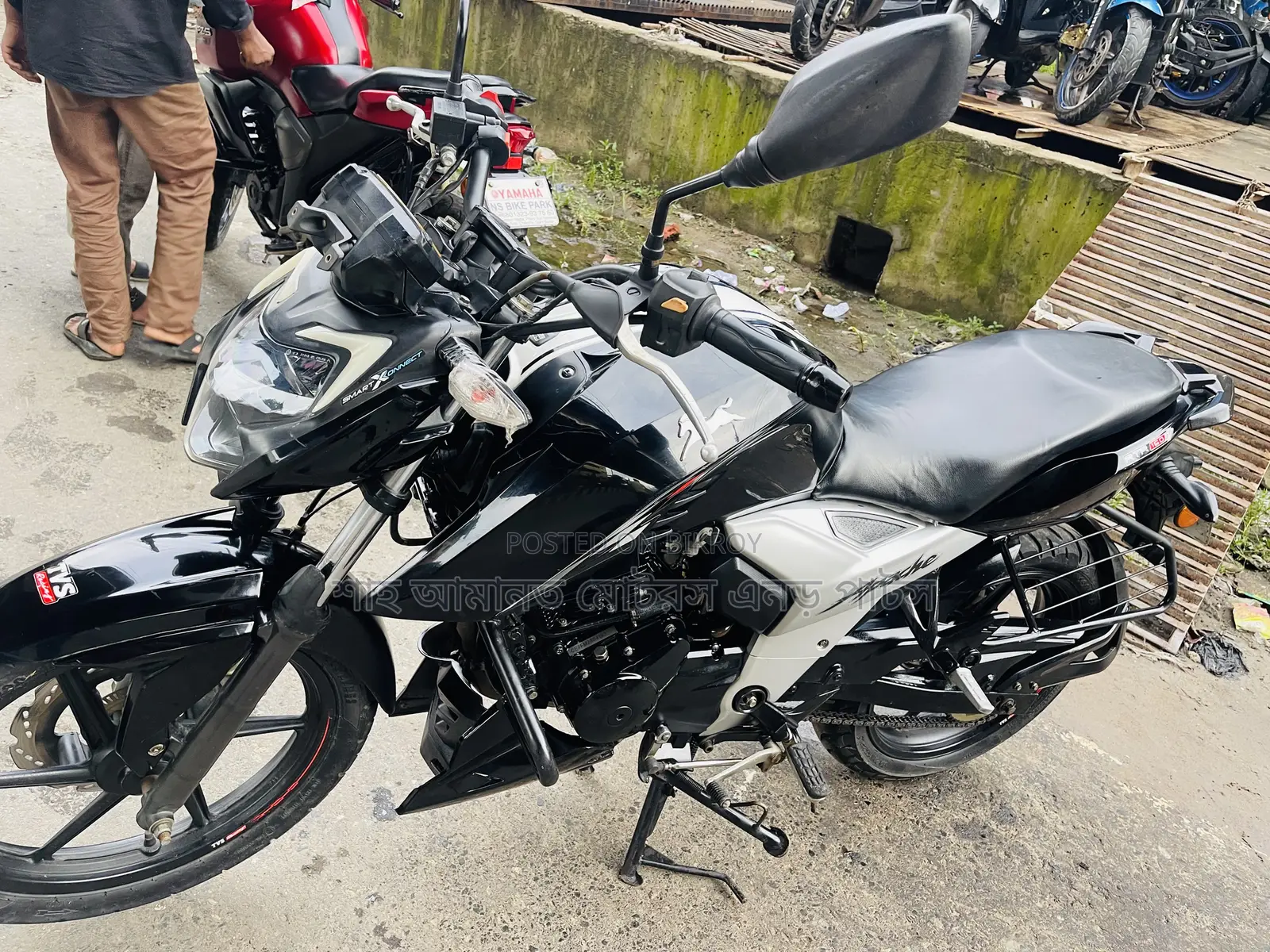 টিভিএস অ্যাপাচে ১৬০ ৪ভি ২০২৩ কালো