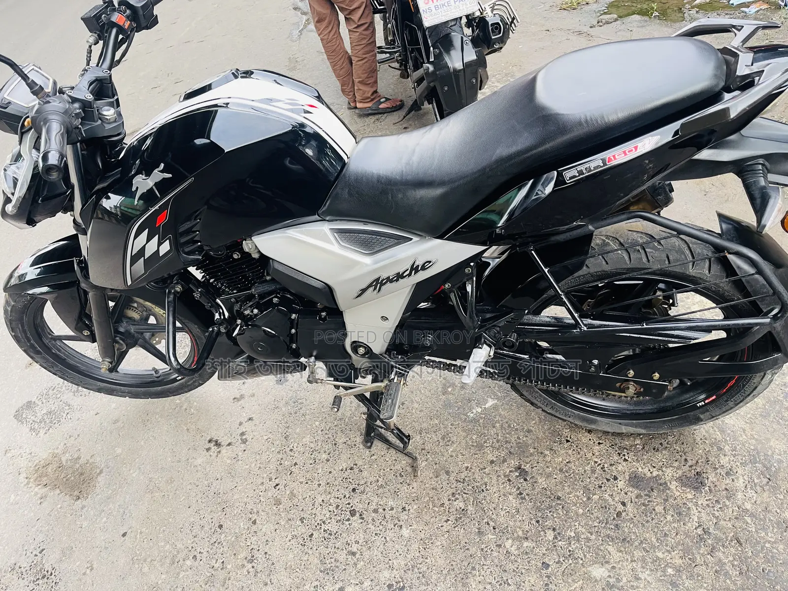 টিভিএস অ্যাপাচে ১৬০ ৪ভি ২০২৩ কালো