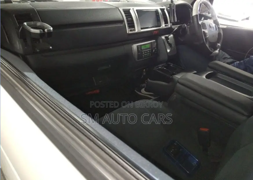 Toyota HiAce 2021 White