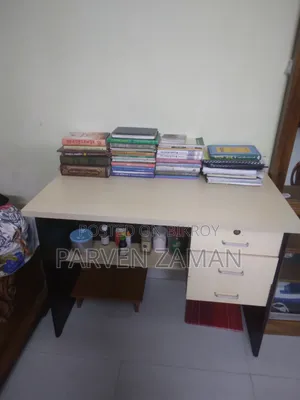 পড়ার টেবিল