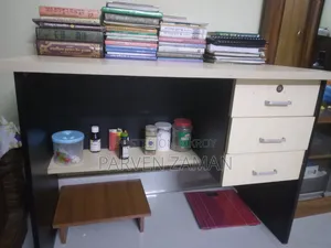 পড়ার টেবিল