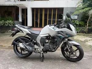 Yamaha Fazer FI V2 ২০১৭ সাদা
