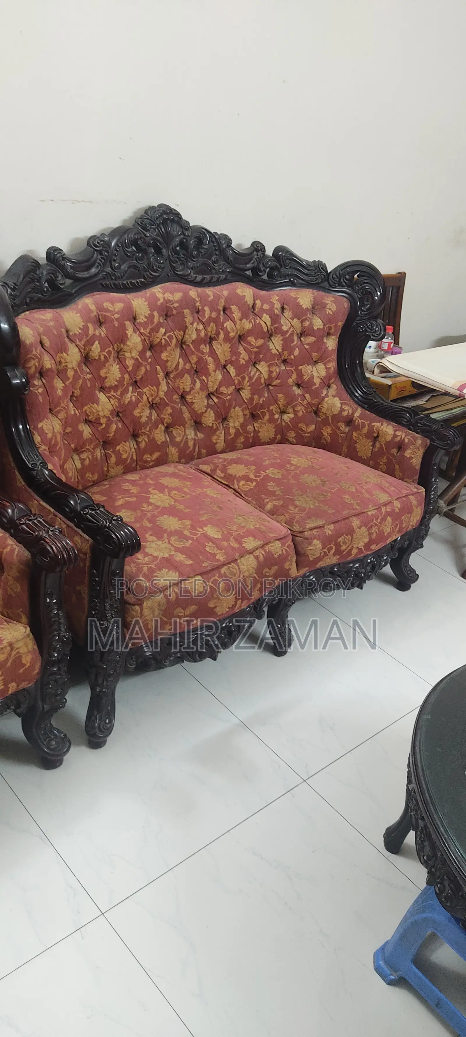 Sofa Set , 6 Seater, With a Round Table.