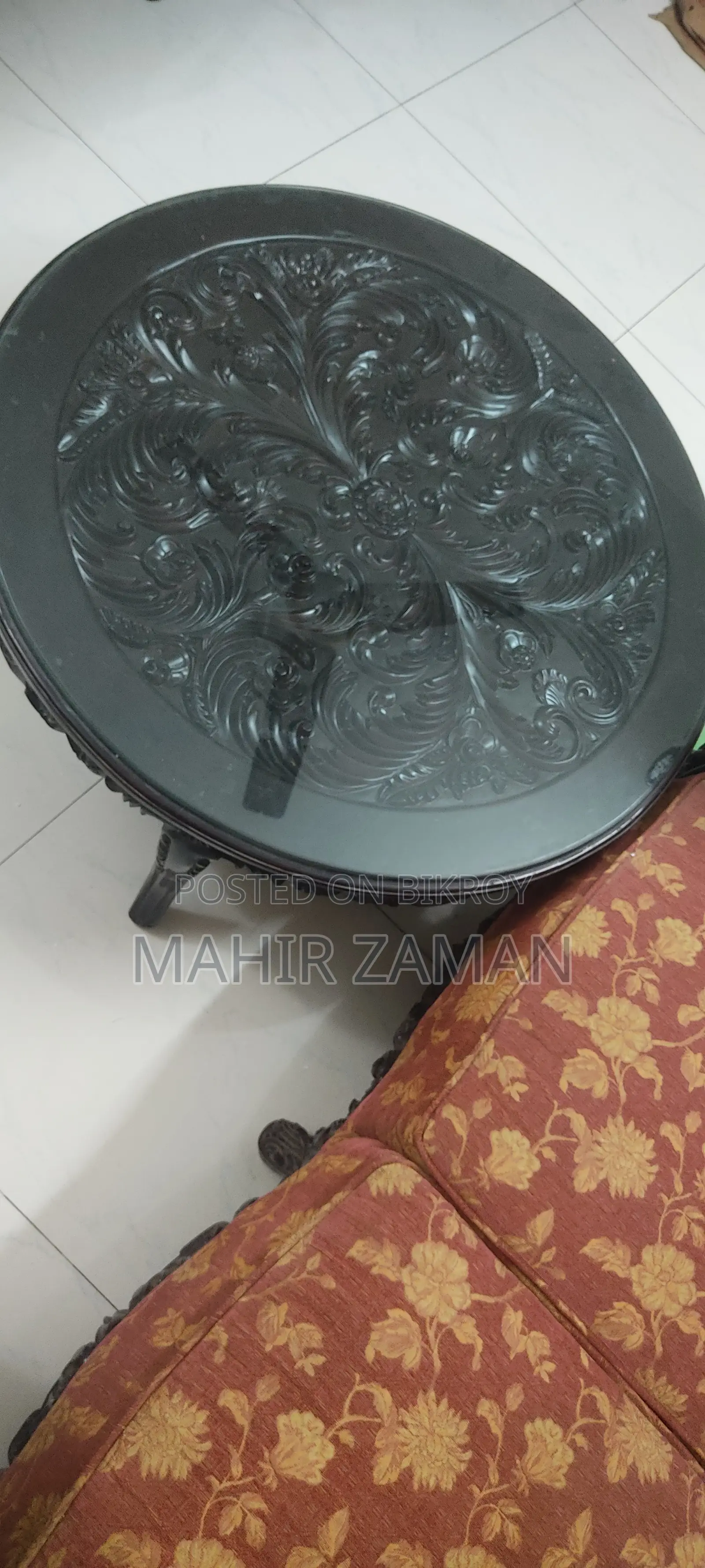 Sofa Set , 6 Seater, With a Round Table.
