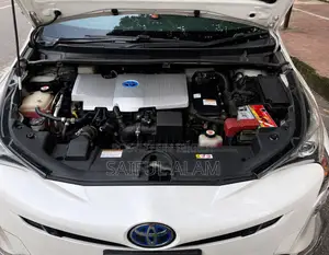 Toyota Prius Two 2017 Pearl