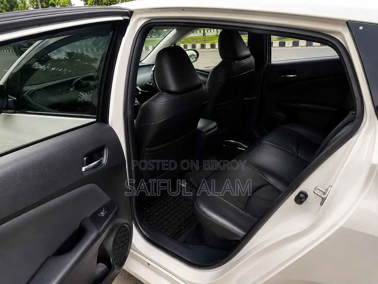 Toyota Prius Two 2017 Pearl