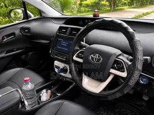 Toyota Prius Two 2017 Pearl