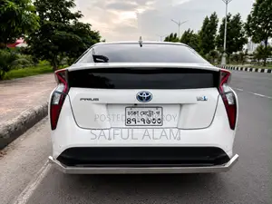 Toyota Prius Two 2017 Pearl