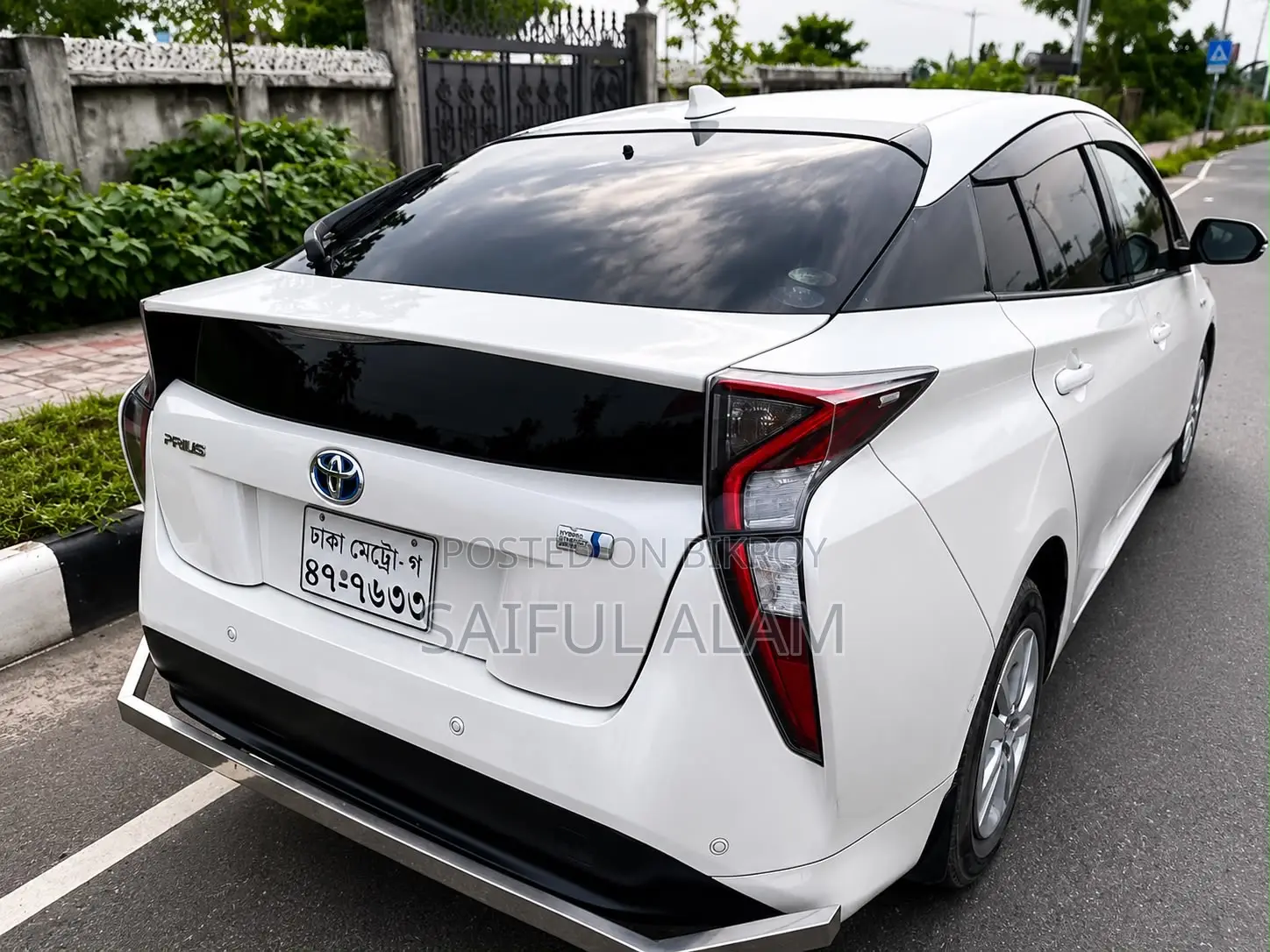 Toyota Prius Two 2017 Pearl