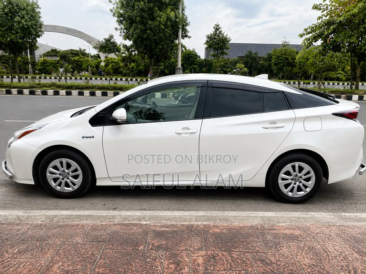Toyota Prius Two 2017 Pearl