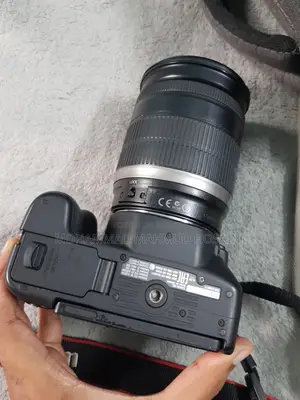 Canon 200D DSLR With 18-200mm Zoom Lens