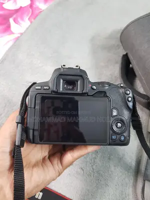 Canon 200D DSLR With 18-200mm Zoom Lens