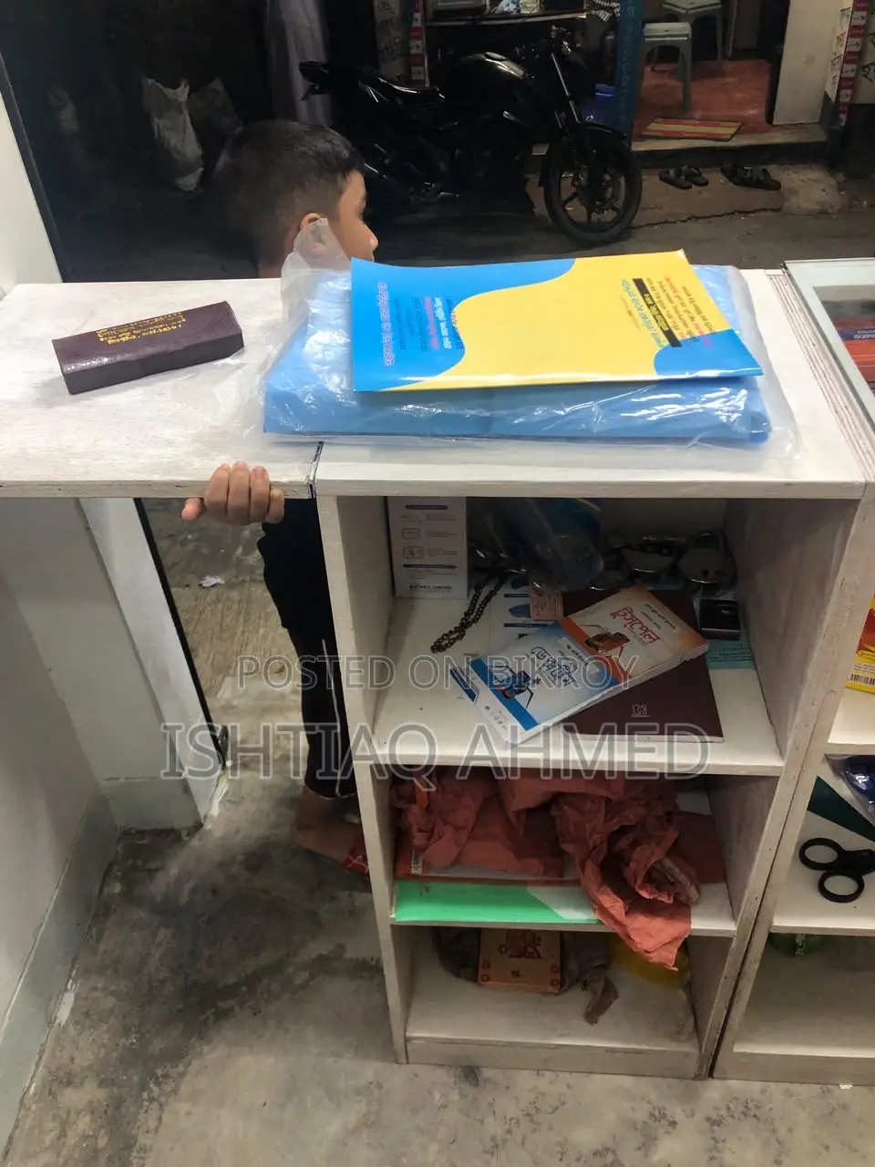 দোকানের সাজসজ্জার শোকেস এবং শেলফ