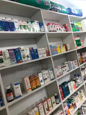 দোকানের সাজসজ্জার শোকেস এবং শেলফ