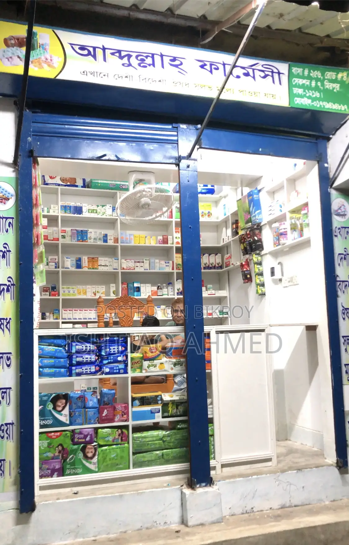 দোকানের সাজসজ্জার শোকেস এবং শেলফ