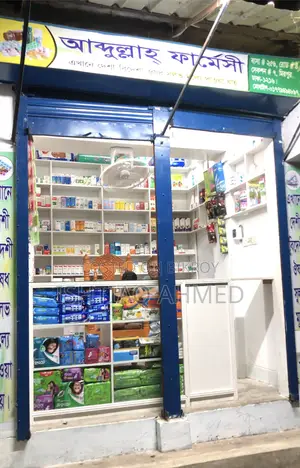 দোকানের সাজসজ্জার শোকেস এবং শেলফ