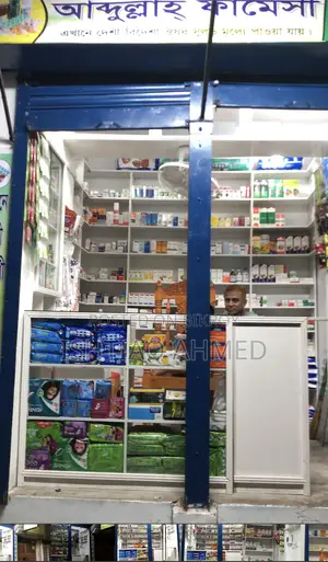 দোকানের সাজসজ্জার শোকেস এবং শেলফ
