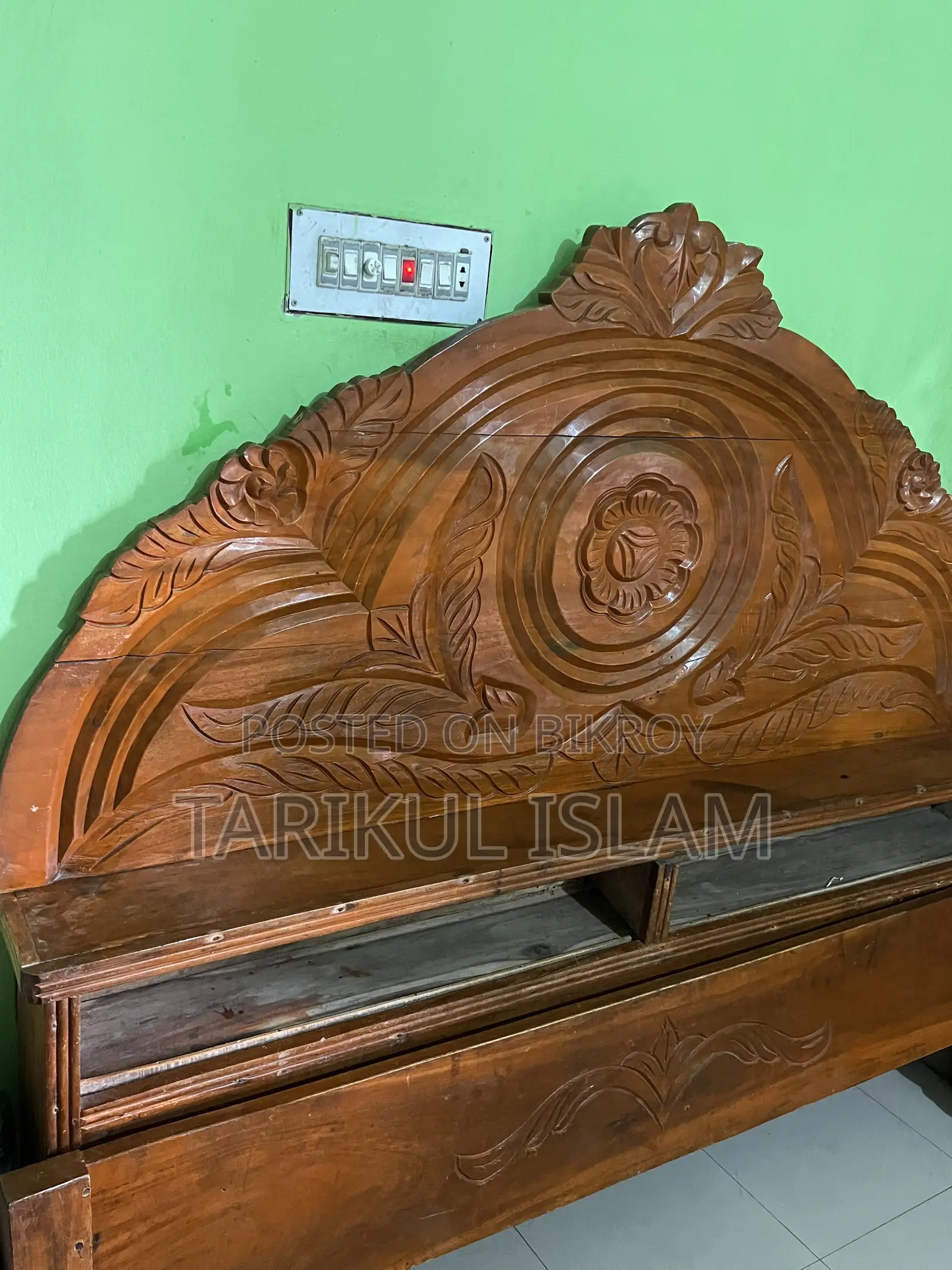 বড় কাঠের খাট