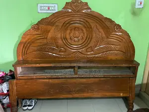 বড় কাঠের খাট