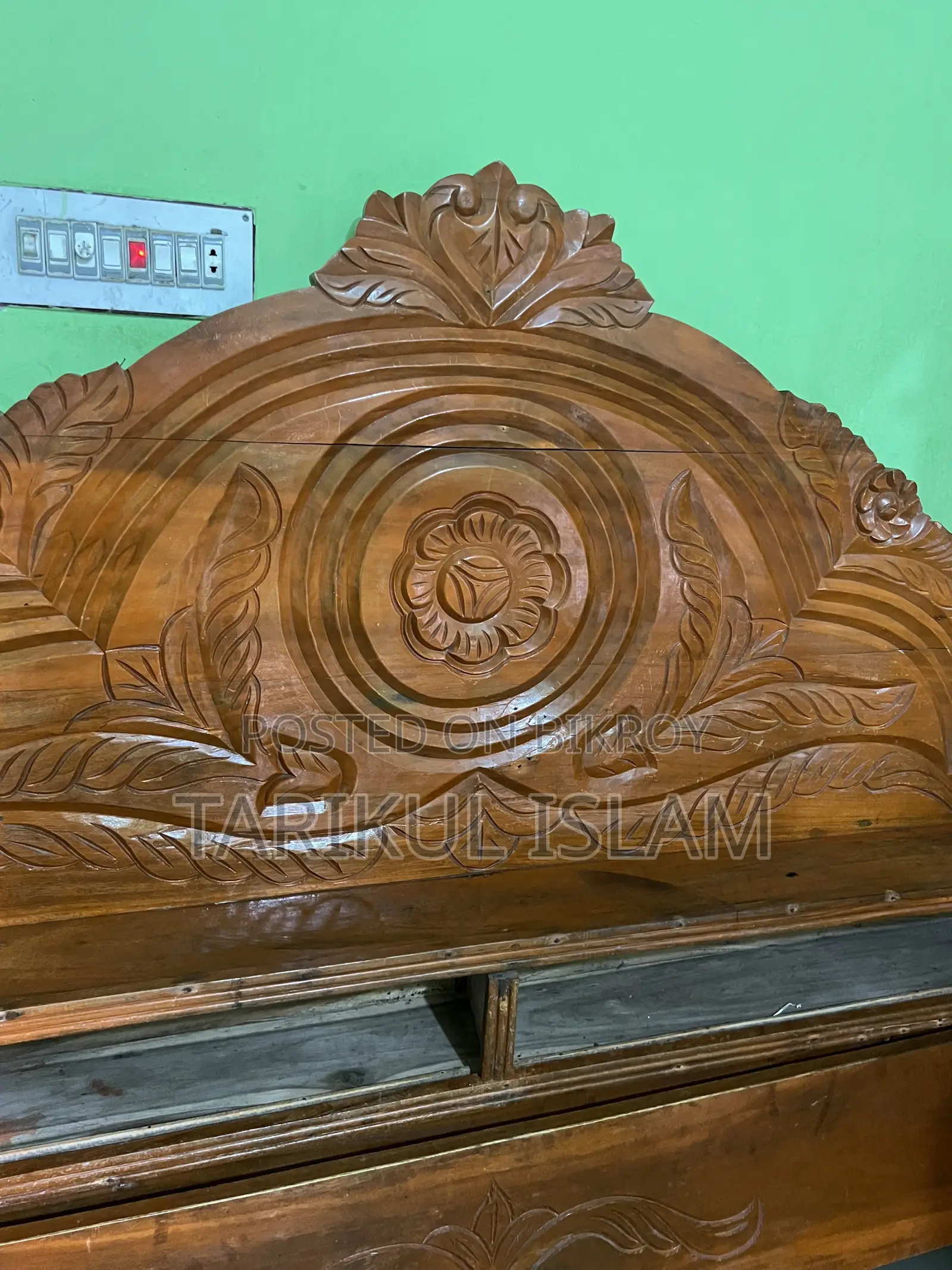 বড় কাঠের খাট
