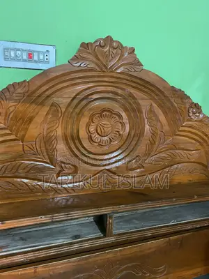 বড় কাঠের খাট