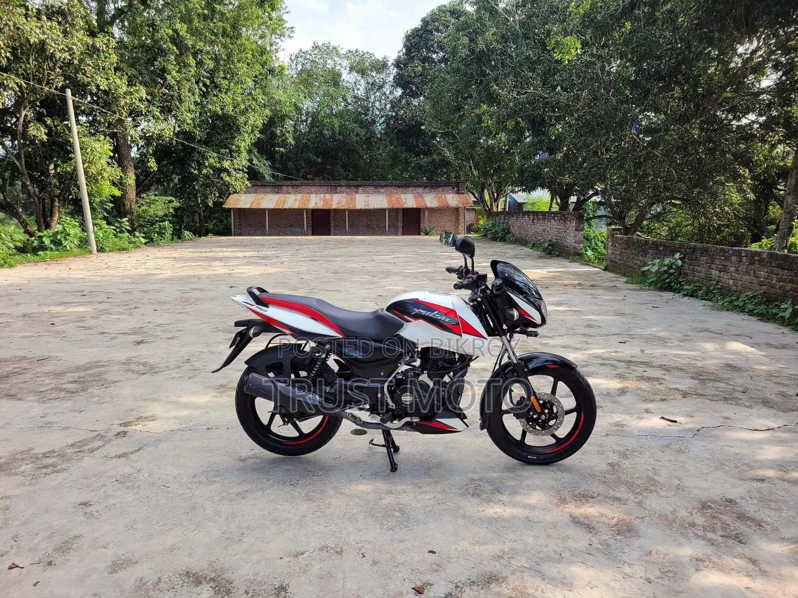 Bajaj Pulsar 150 2023 White