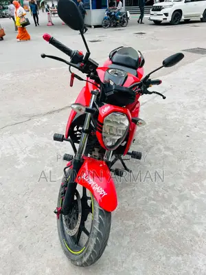 সুজুকি জিক্সার ২০২৩ লাল