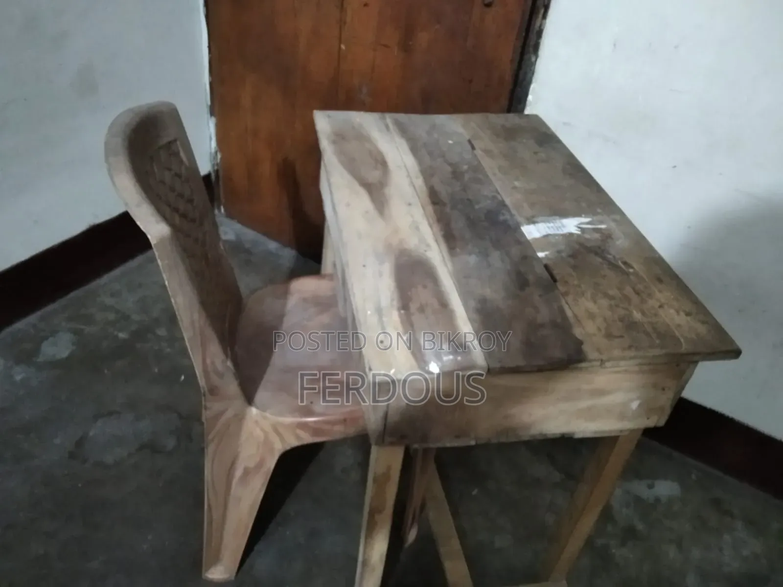 1 টি চেয়ার ও একটি টেবিল বিক্রি করা হবে