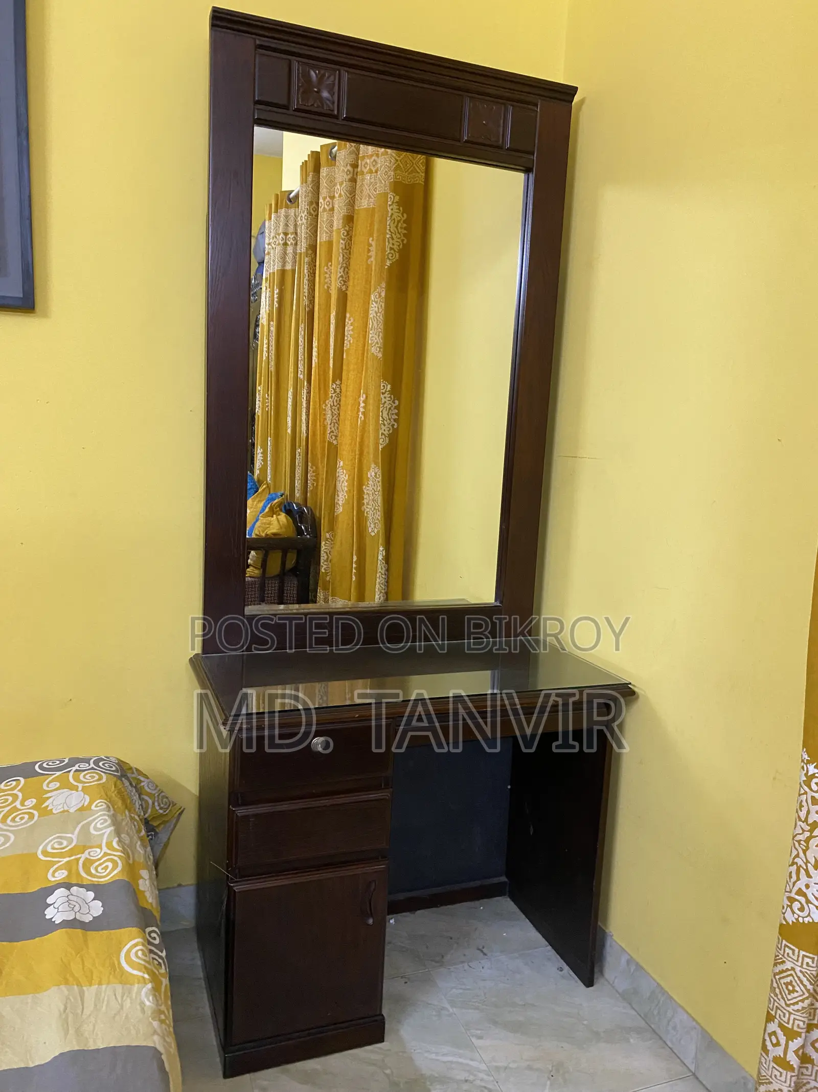 ড্রেসিং টেবিল