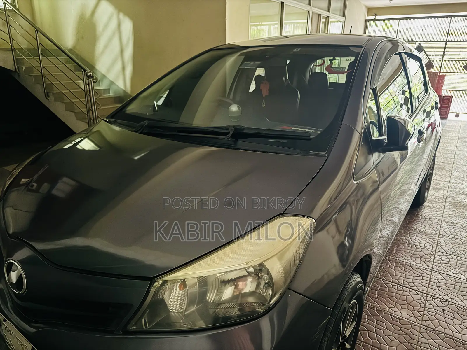 Toyota Vitz 1.0 Four Wheel Drive 5-door 2012 Gray