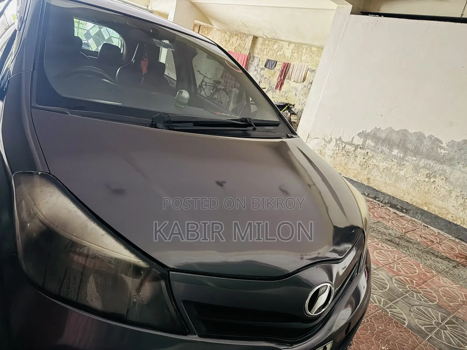 Toyota Vitz 1.0 Four Wheel Drive 5-door 2012 Gray
