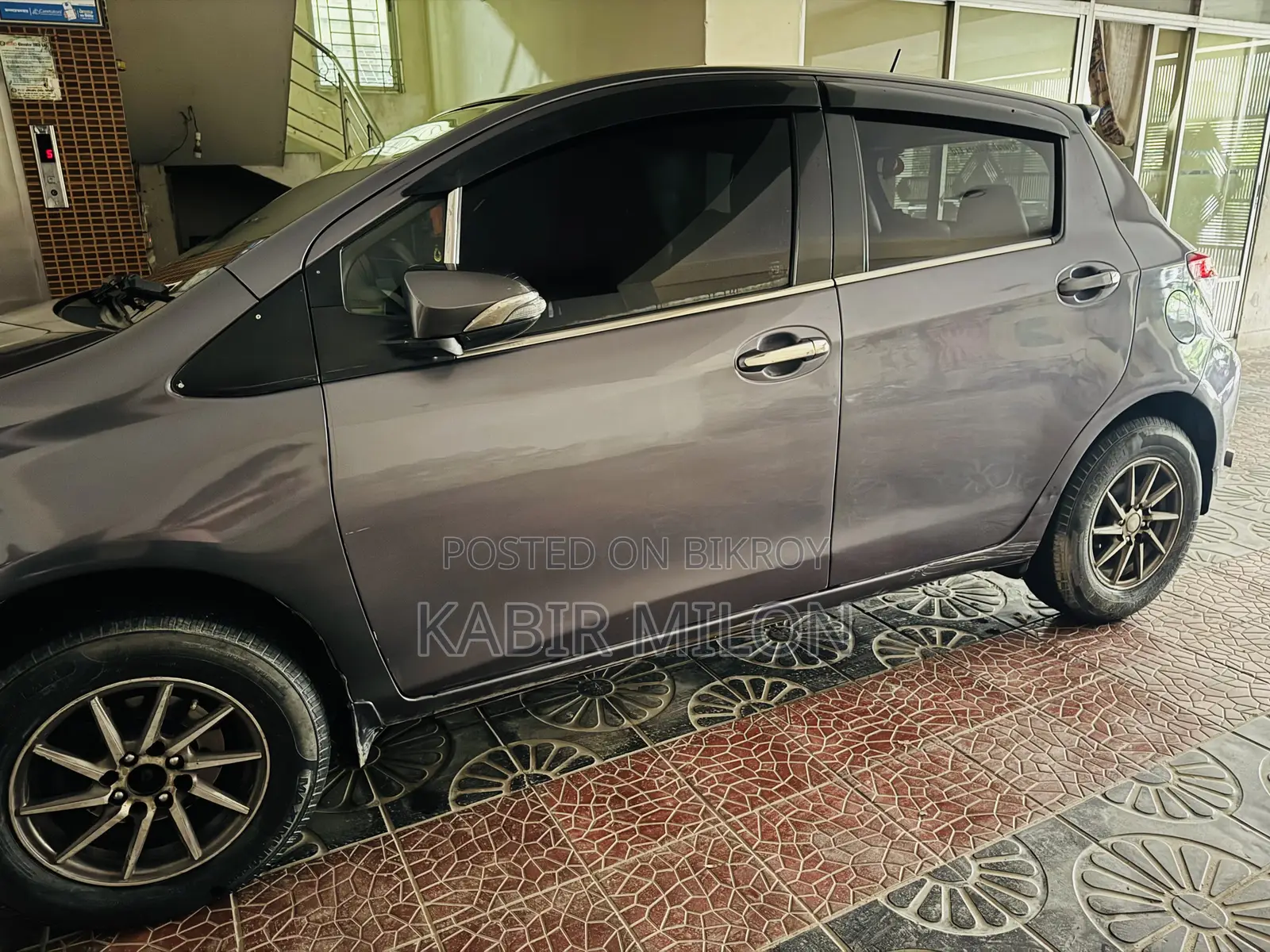 Toyota Vitz 1.0 Four Wheel Drive 5-door 2012 Gray