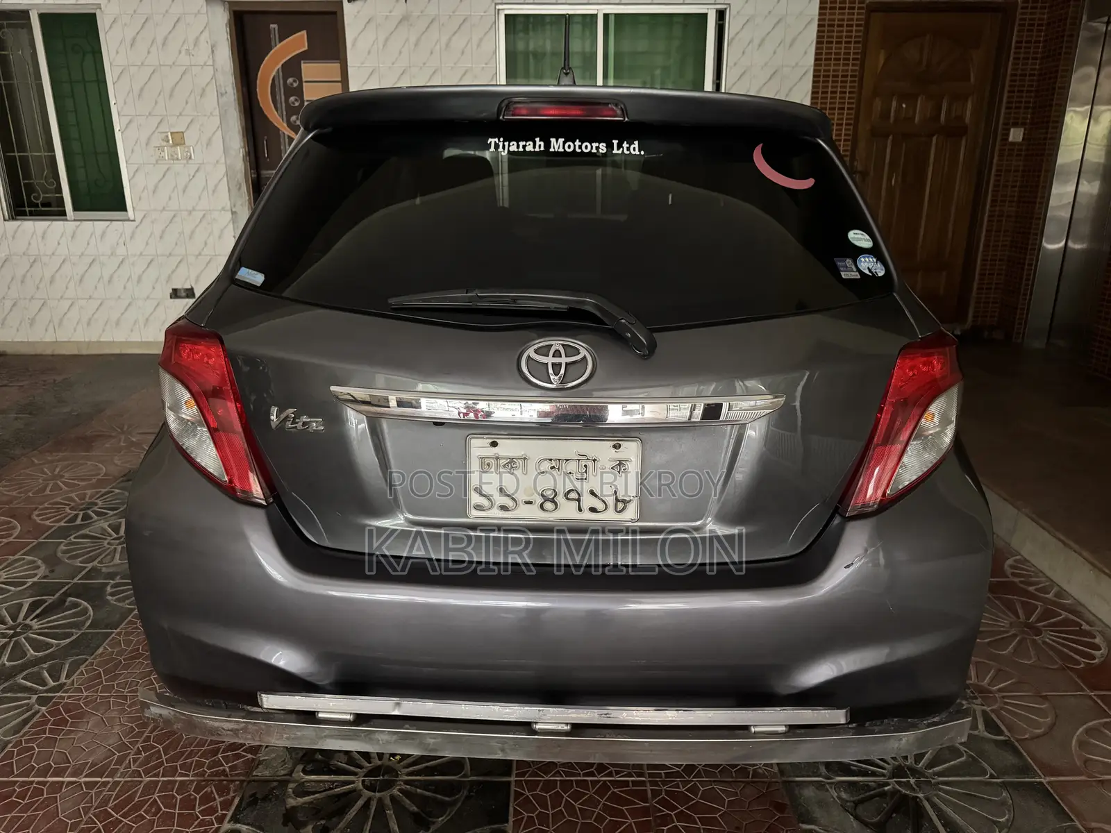 Toyota Vitz 1.0 Four Wheel Drive 5-door 2012 Gray