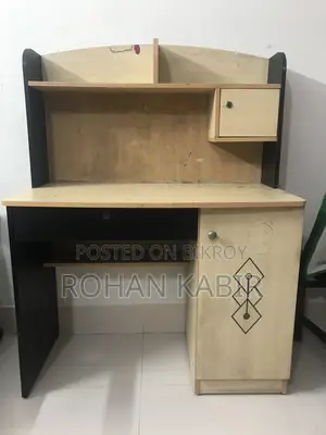 পড়ার টেবিল